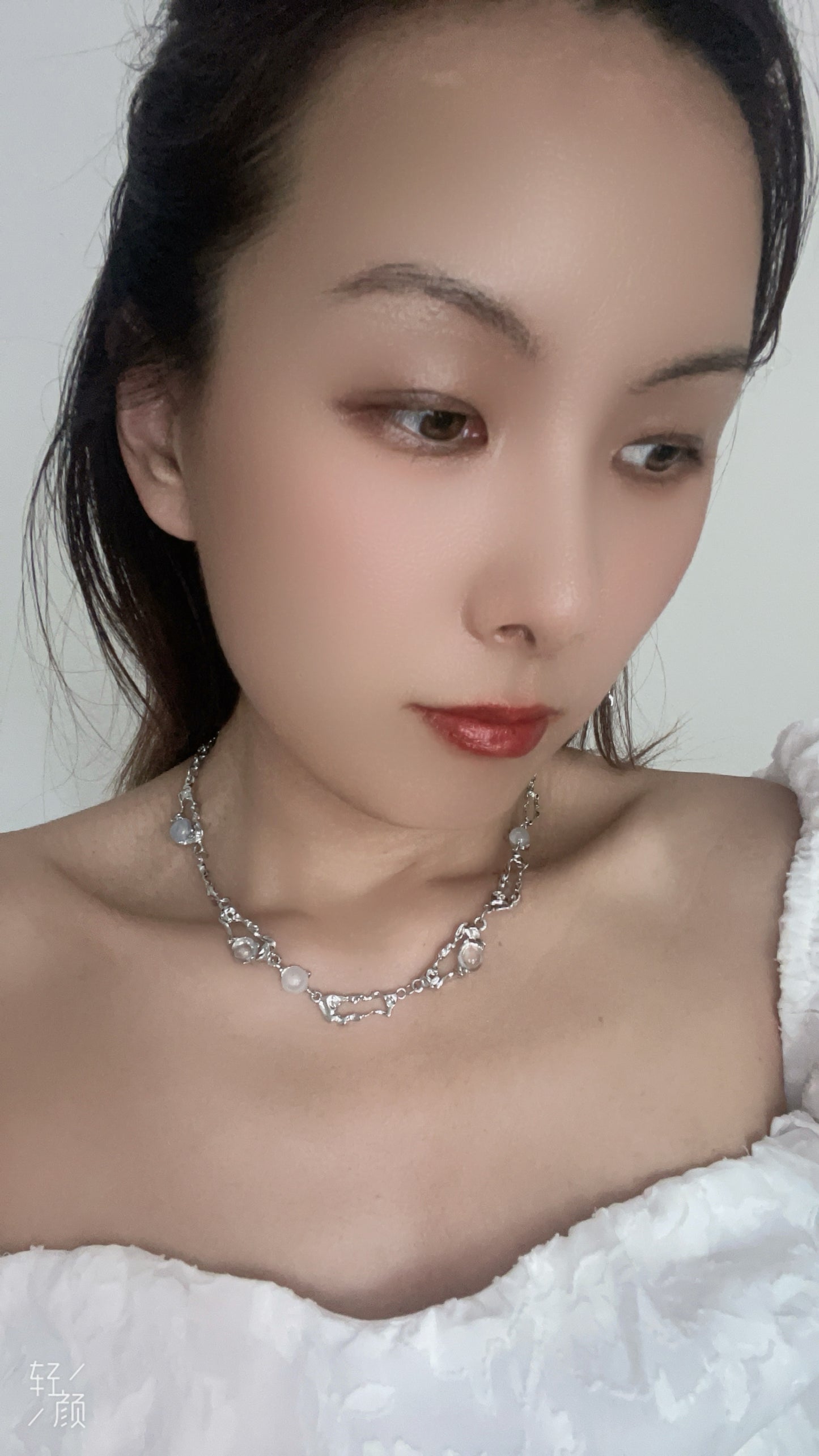 White moonlight dinner chain