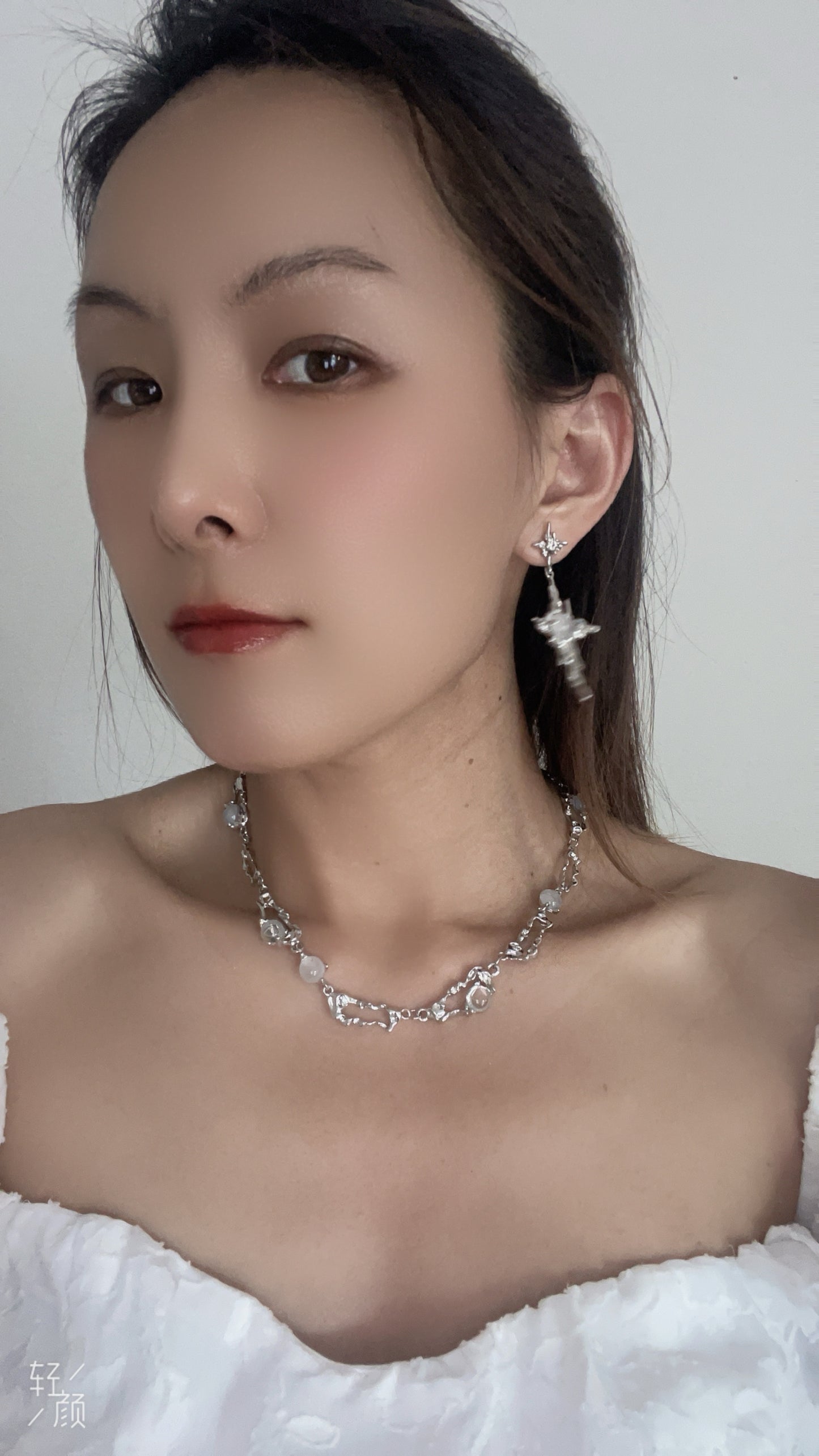 White moonlight dinner chain