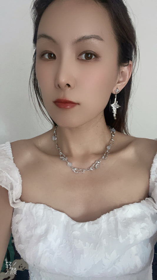 White moonlight dinner chain